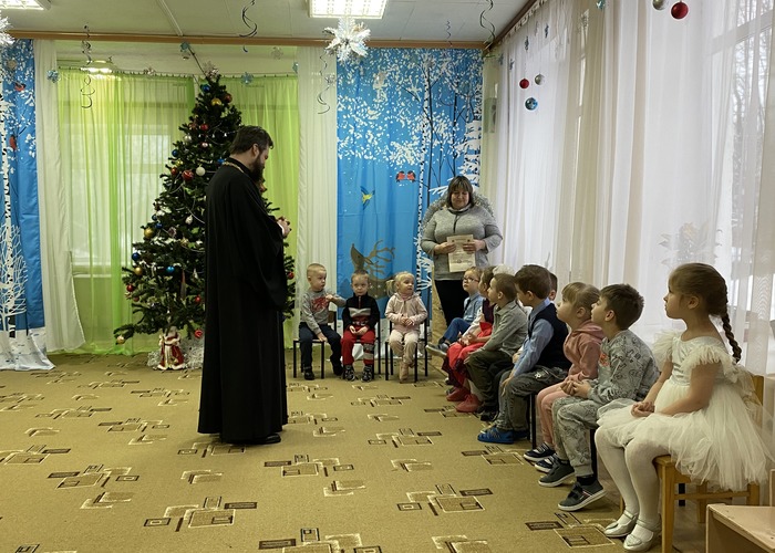 Настоятель и трио подворья поздравили с Рождеством Христовым учащихся школы и воспитанников детского сада Лидино
