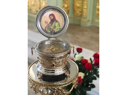Сбор на украшение храмов подворья к большим церковным праздникам в сентябре.